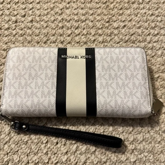Michael Kors Large Logo Continental Wallet - Picture 1 of 5